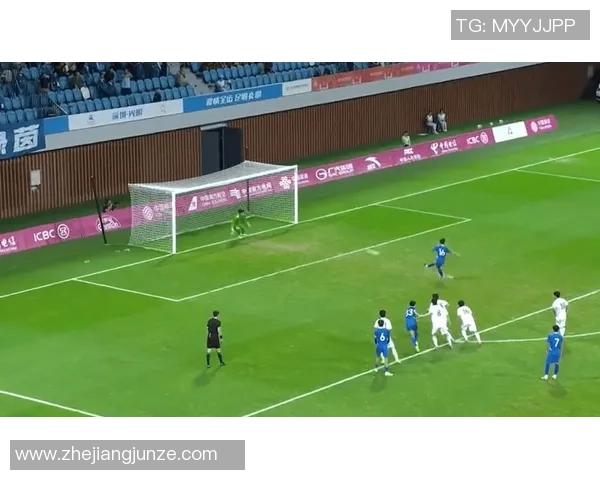 哈维西蒙斯的崛起之路：从青训小将到足球场上的新星